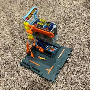 Hot Wheels City Downtown Tune Up shop Play Set with Car 1:64